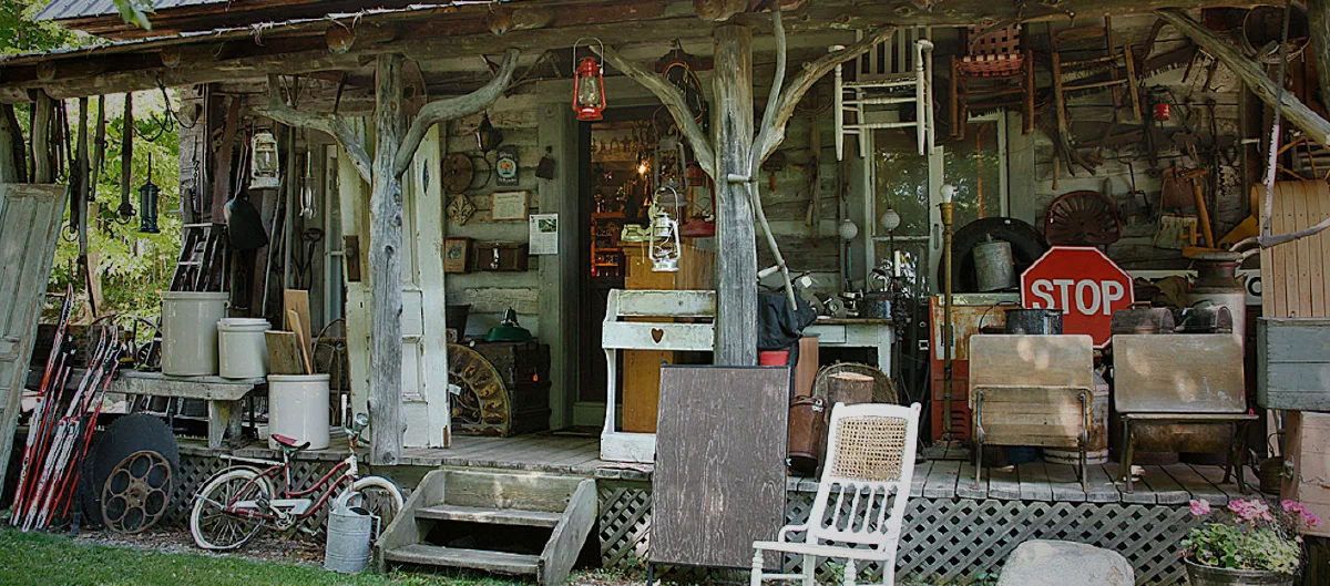 Le porche rustique de la boutique d’antiquités et cadeaux Le Banc du Mendiant