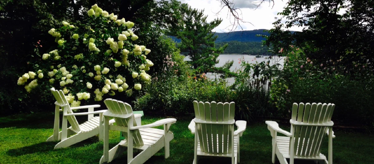 Chaises Adirondack avec vue sur le lac à Lac-Sainte-Marie