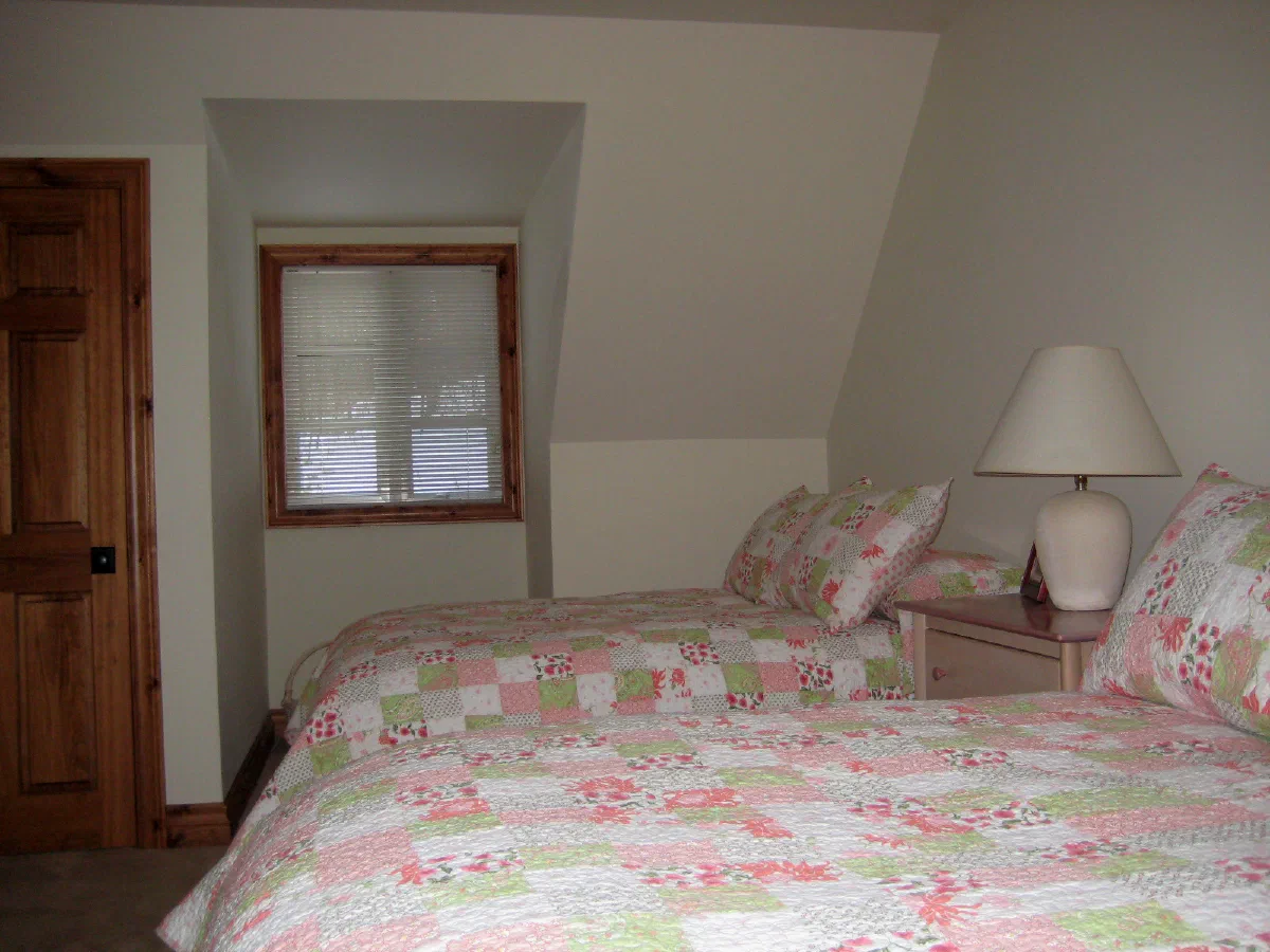 Chalet #05 — Bedroom 3 with two double beds