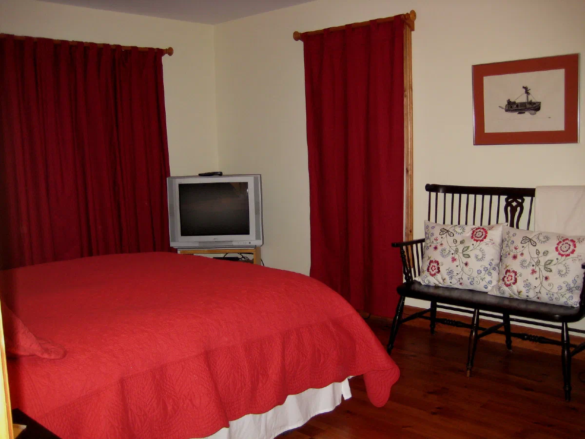 Chalet #05 — Primary bedroom with queen bed